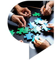 Manos colaborando para armar un rompecabezas, representando alianzas estratégicas